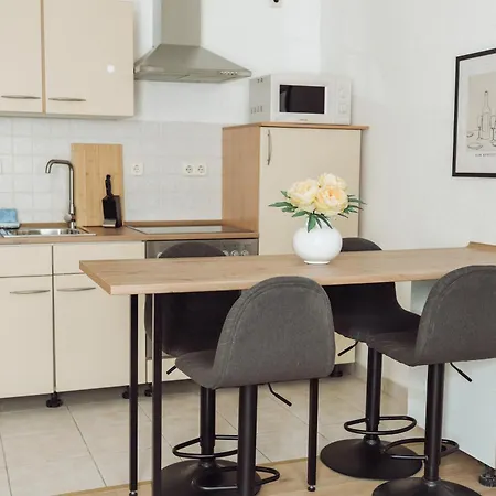 Zentrum, 2r, Eigene Terrasse, Wifi, 4p, Modern, Ruhig Apartment