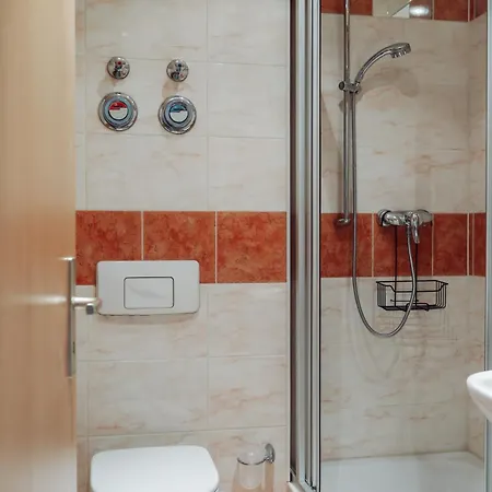 Apartment Zentrum, 2r, Eigene Terrasse, Wifi, 4p, Modern, Ruhig