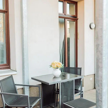 Zentrum, 2r, Eigene Terrasse, Wifi, 4p, Modern, Ruhig Apartment