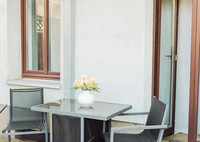 Zentrum, 2r, Eigene Terrasse, Wifi, 4p, Modern, Ruhig Appartement